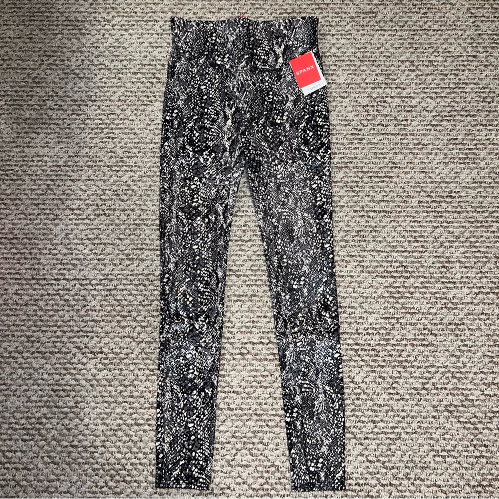 SPANX GRAY FAUX LEATHER SNAKESKIN SNAKE PRINT LEGGINGS PANTS NWT SIZE S & M